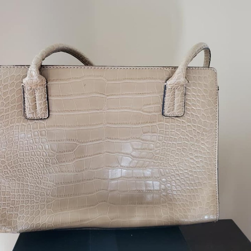 Beautiful crocodile style Tommy Hilfiger tan bag.